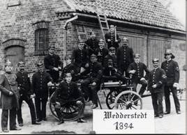 Wedderstedter Depot ,Handdruckspritze und Kameraden um 1900